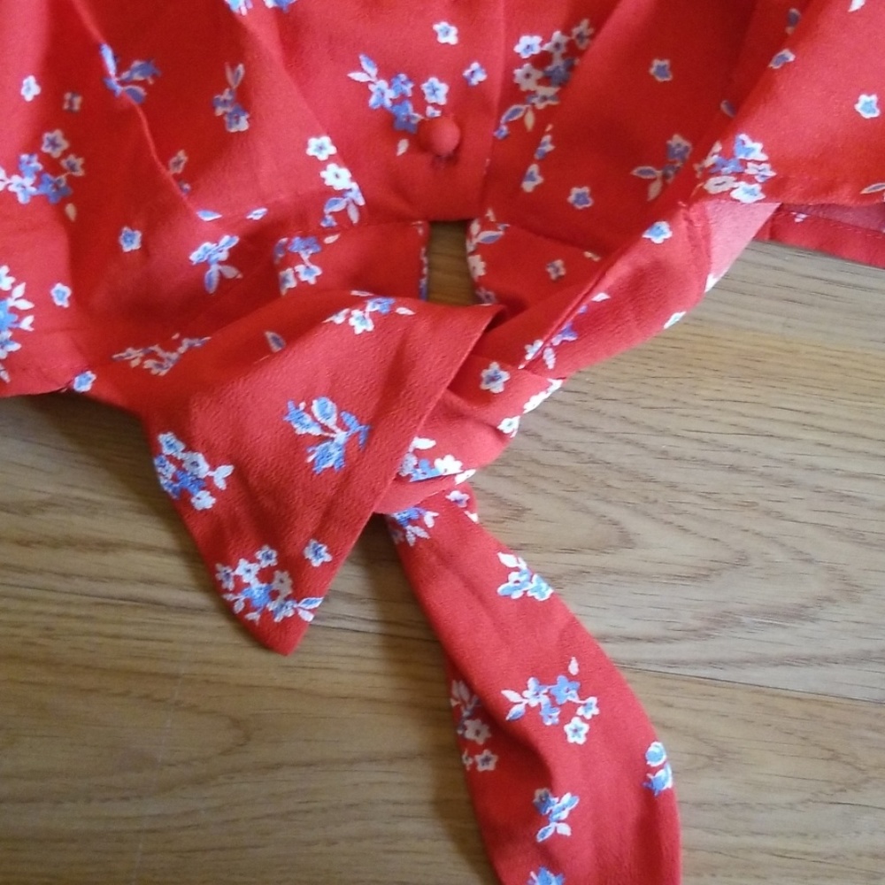A beautiful red collared, button down crop top - Picture 5 of 5